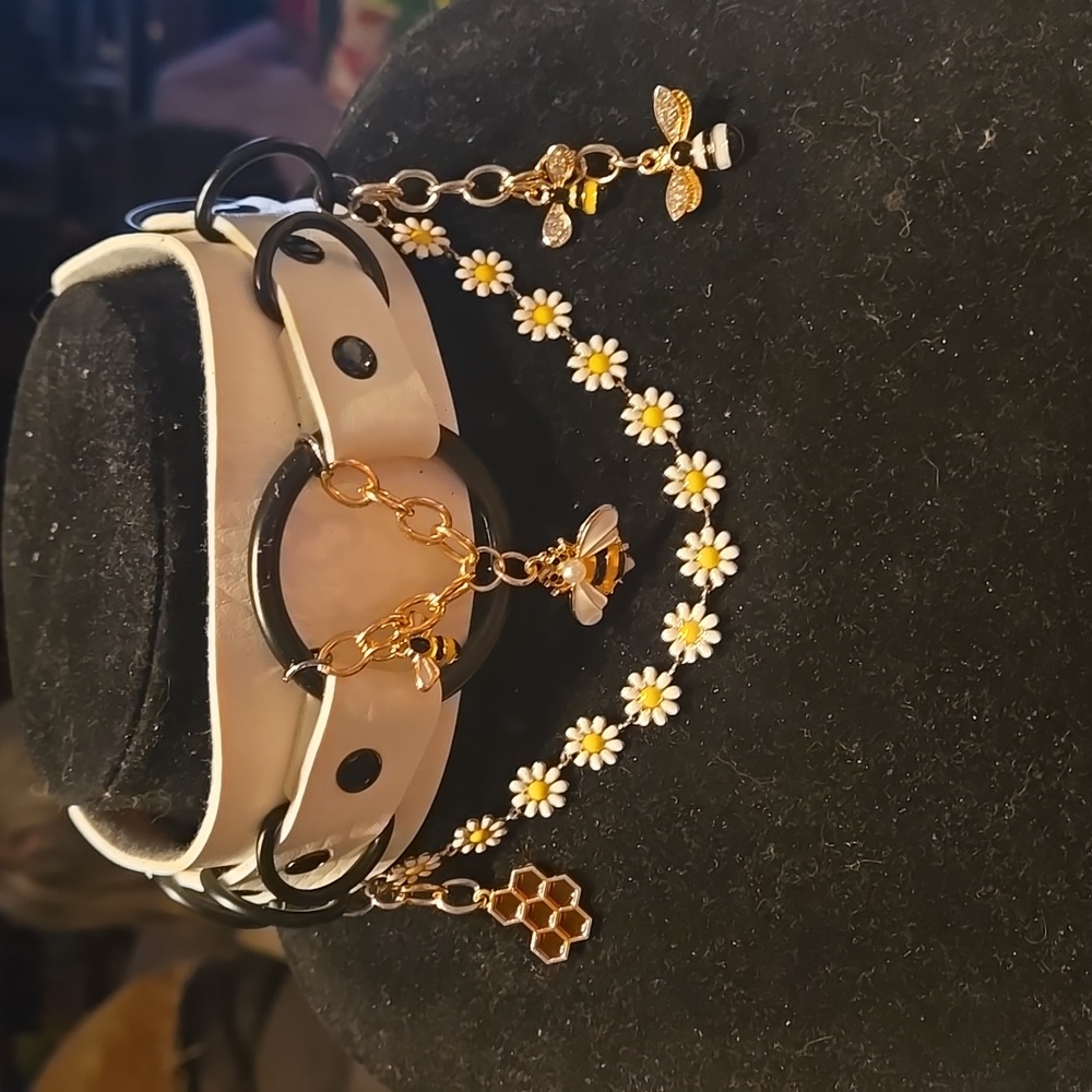 'QueenBee' and Daisy Choker Necklace
